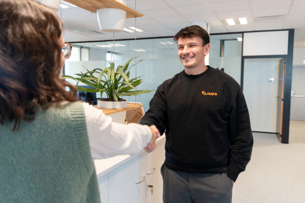 poignée de main entre deux collaborateurs, signe de confiance